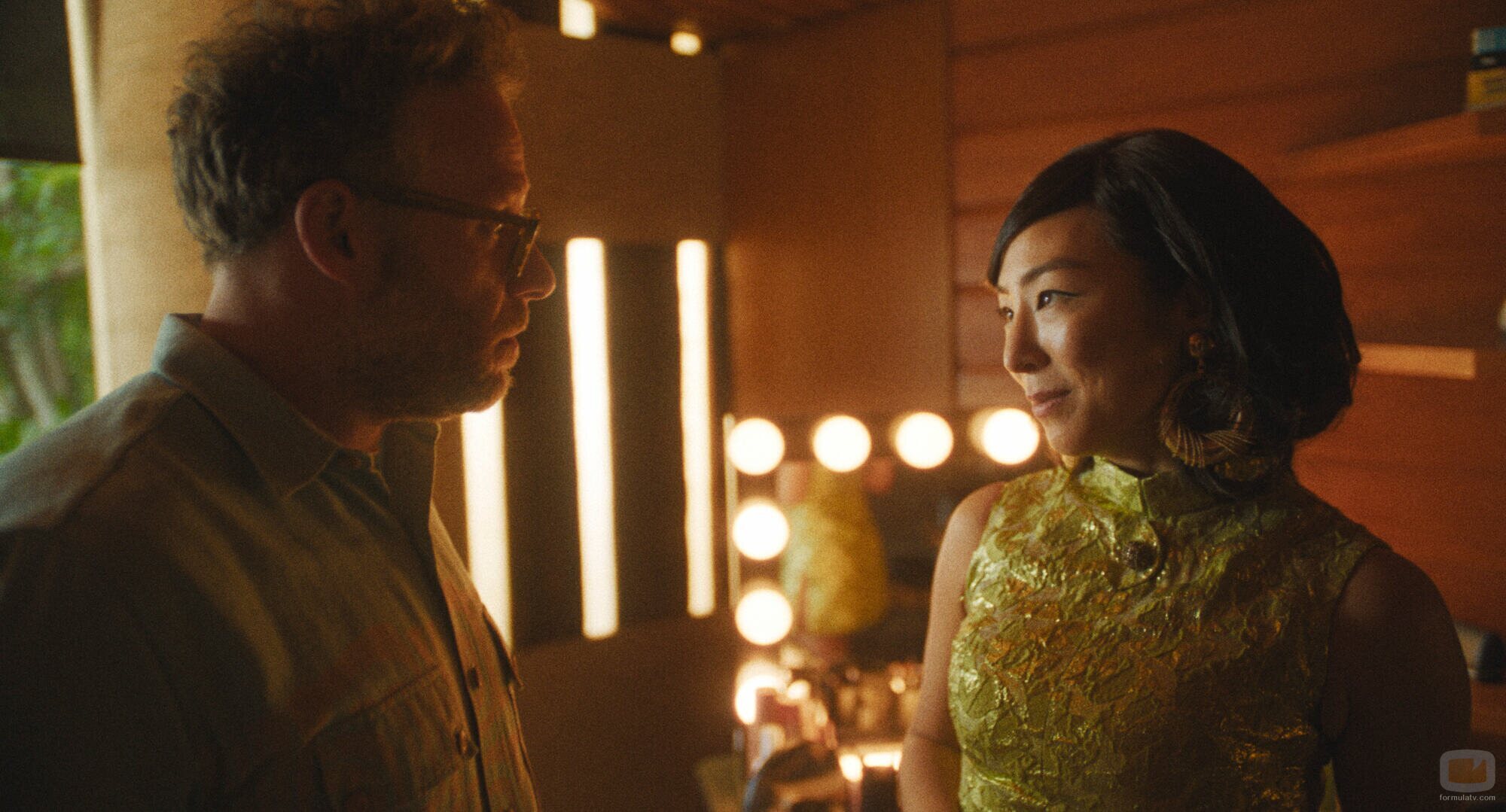 Greta Lee y Seth Rogen en 1x02 'El plano secuencia' de 'The Studio'