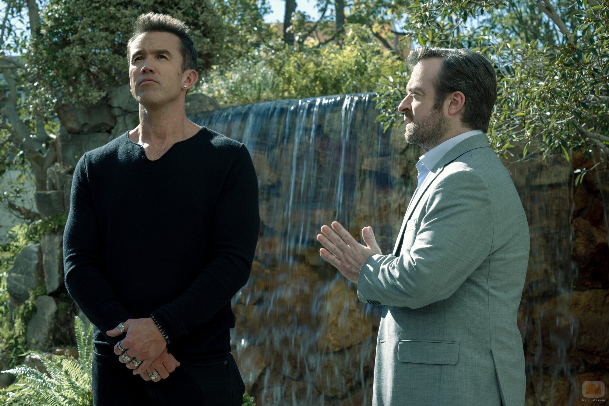 Rob McElhenney y Derek Waters en 1x01 '¡Da el paso!' de 'Mythic Quest: Más allá del juego'