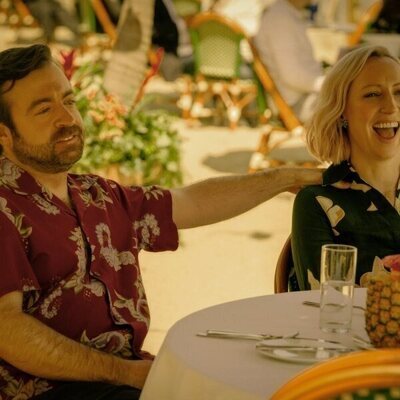 Anna Konkle y Derek Waters en el 1x01 de 'Mythic Quest: Más allá del juego'