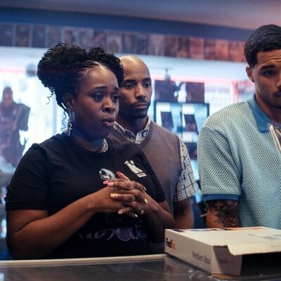 Rome Flynn y Bria Henderson en la temporada 1 y el capítulo 02 de 'Mythic Quest: Más allá del juego'