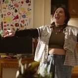 Liza Treyger en Capítulo 1 titulado 'Riega tu jardín, guapa' de 'La supervivencia de una chica con curvas'