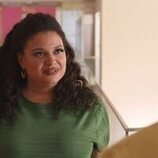Michelle Buteau en 1x01 titulado 'Riega tu jardín, guapa' de 'La supervivencia de una chica con curvas'