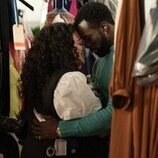 Michelle Buteau en la temporada 1 y el capítulo 01 de 'La supervivencia de una chica con curvas'