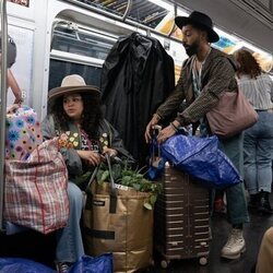 Tone Bell y Michelle Buteau en 'Riega tu jardín, guapa' de 'Survival of the Thickest'