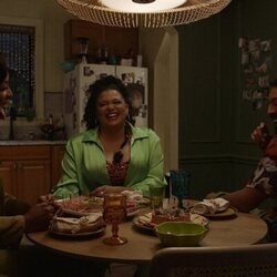 Tone Bell y Michelle Buteau en 1x02 '¡Sé una campeona!' de 'La supervivencia de una chica con curvas'