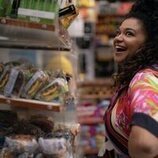 Michelle Buteau en 1x02 '¡Sé una campeona!' de 'La supervivencia de una chica con curvas'