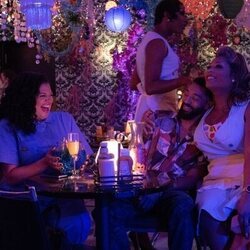 Still de Tone Bell y Michelle Buteau en 1x02 '¡Sé una campeona!' de 'La supervivencia de una chica con curvas'