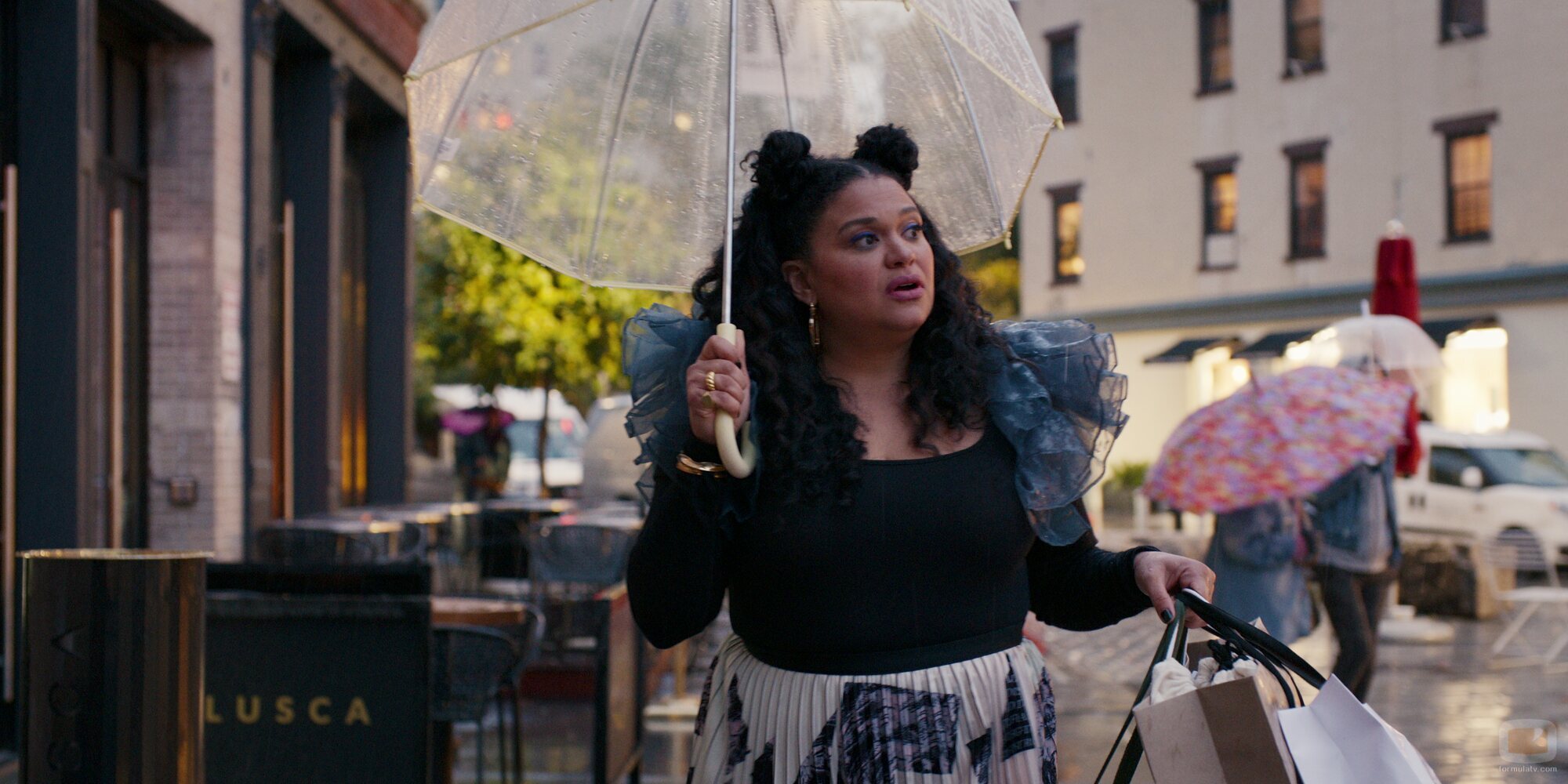 Michelle Buteau en Capítulo 2 titulado '¡Sé una campeona!' de 'La supervivencia de una chica con curvas'