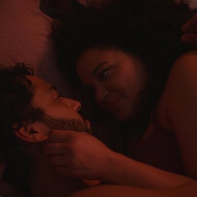 Michelle Buteau y Marouane Zotti en '¿Que hiciste qué en público' de 'La supervivencia de una chica con curvas'