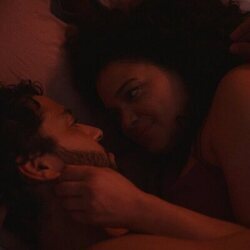 Michelle Buteau y Marouane Zotti en '¿Que hiciste qué en público' de 'La supervivencia de una chica con curvas'