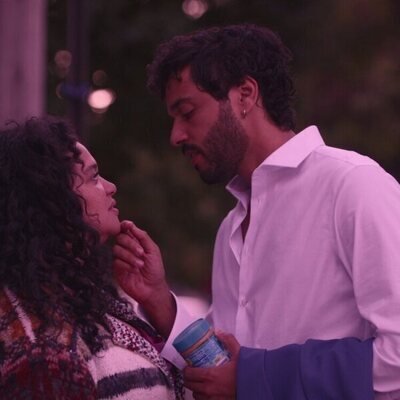 Michelle Buteau y Marouane Zotti en la temporada 1 y el capítulo 03 de 'La supervivencia de una chica con curvas'