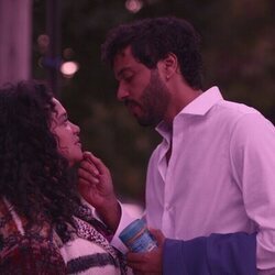 Michelle Buteau y Marouane Zotti en la temporada 1 y el capítulo 03 de 'La supervivencia de una chica con curvas'