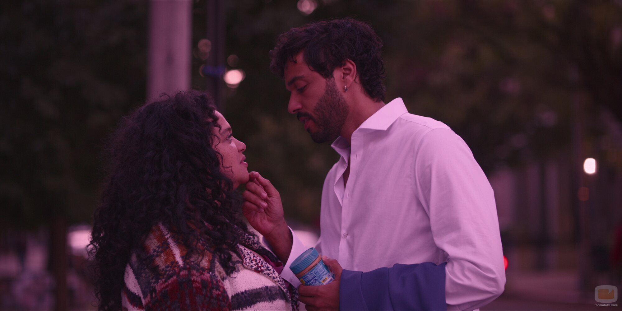 Michelle Buteau y Marouane Zotti en la temporada 1 y el capítulo 03 de 'La supervivencia de una chica con curvas'