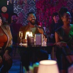 Tone Bell y Michelle Buteau en el 1x03 de 'Survival of the Thickest'