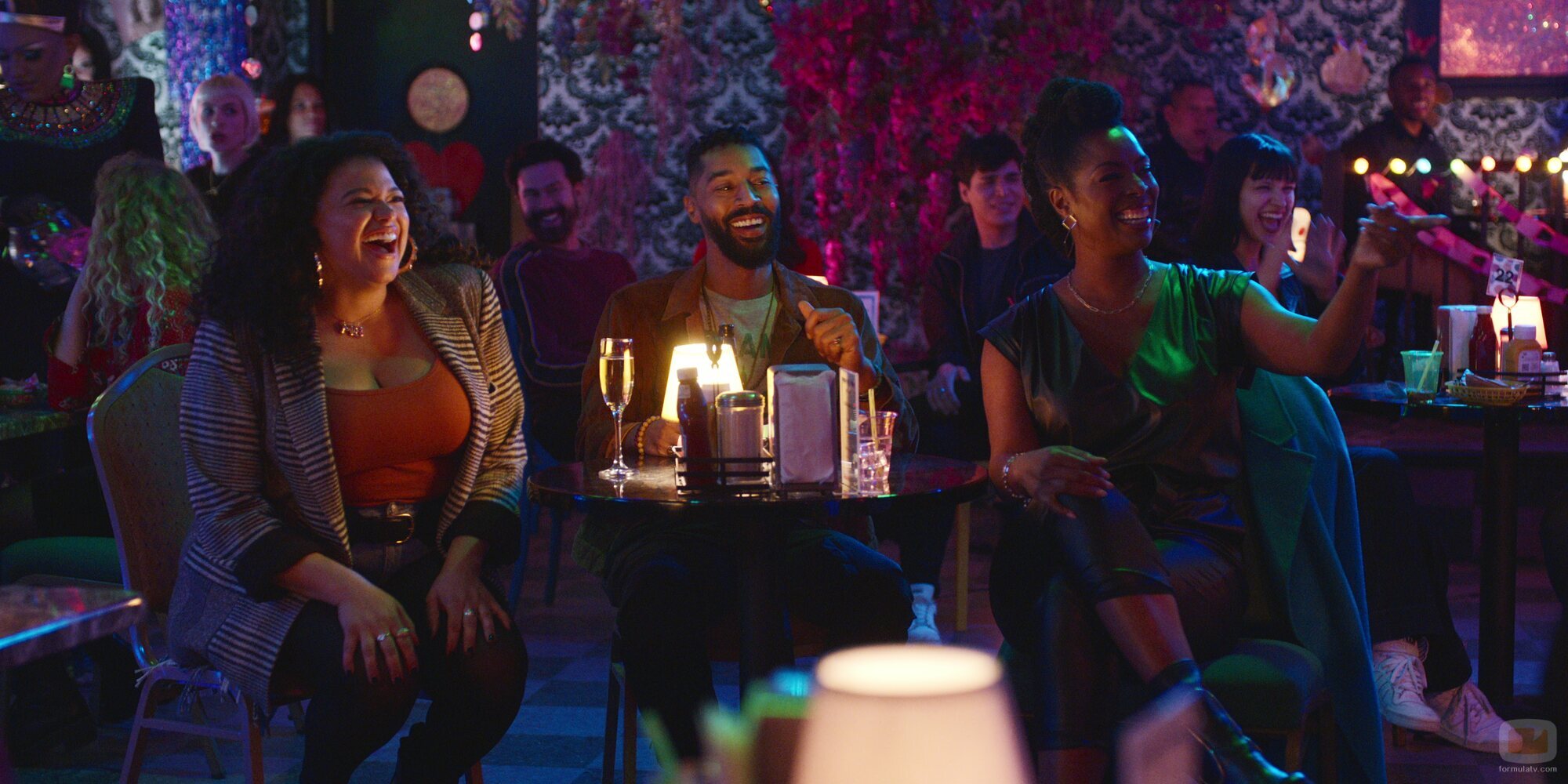 Tone Bell y Michelle Buteau en el 1x03 de 'Survival of the Thickest'