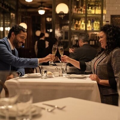 Michelle Buteau y Marouane Zotti en el 1x03 de 'La supervivencia de una chica con curvas'