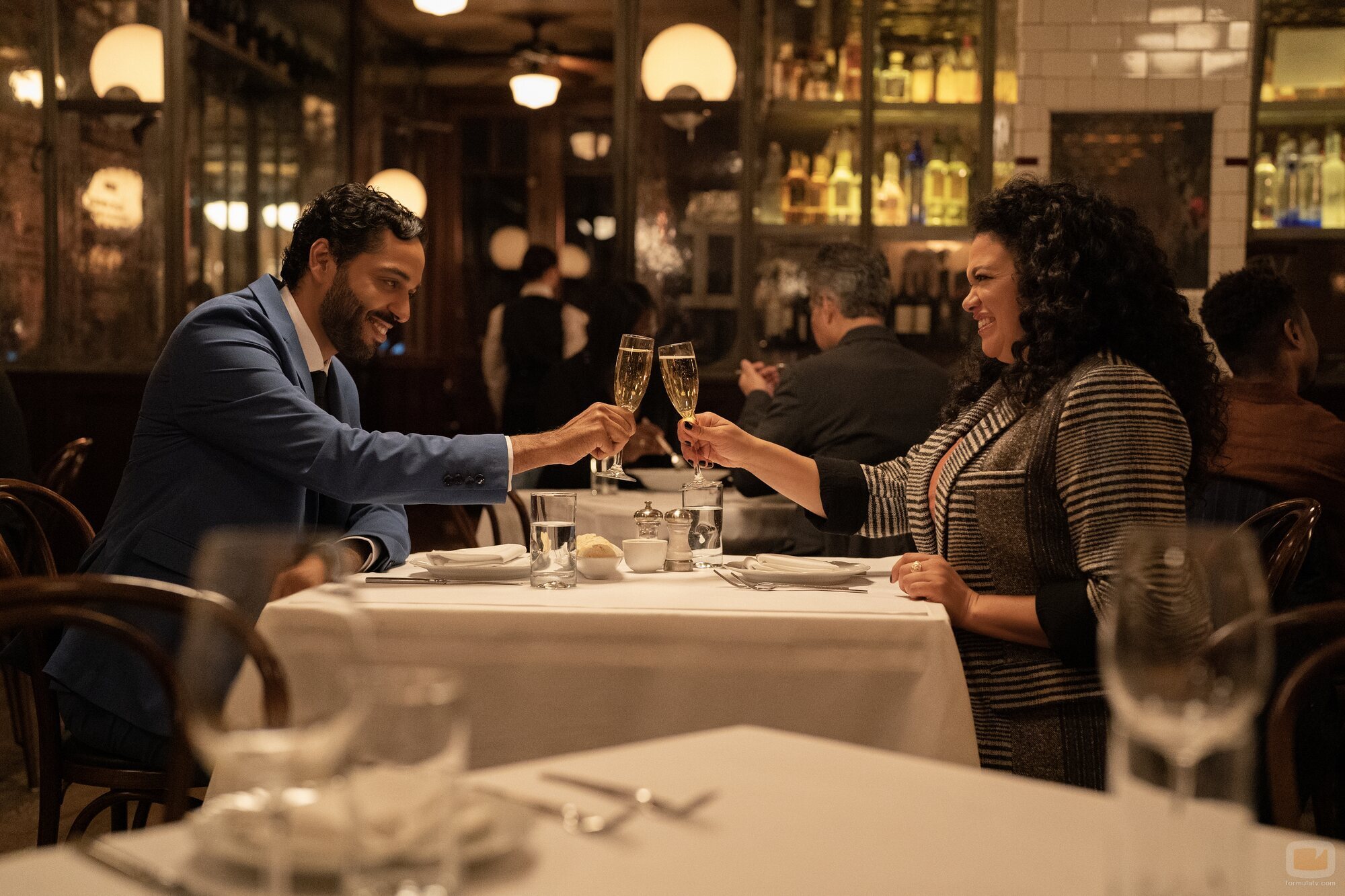 Michelle Buteau y Marouane Zotti en el 1x03 de 'La supervivencia de una chica con curvas'