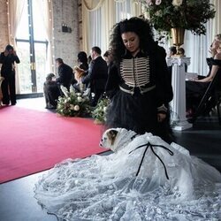 Michelle Buteau en Capítulo 4 titulado '¿Estás llorando' de 'La supervivencia de una chica con curvas'