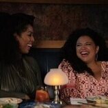 Michelle Buteau y Tasha Smith en el 1x04 de 'La supervivencia de una chica con curvas'
