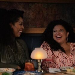Michelle Buteau y Tasha Smith en el 1x04 de 'La supervivencia de una chica con curvas'