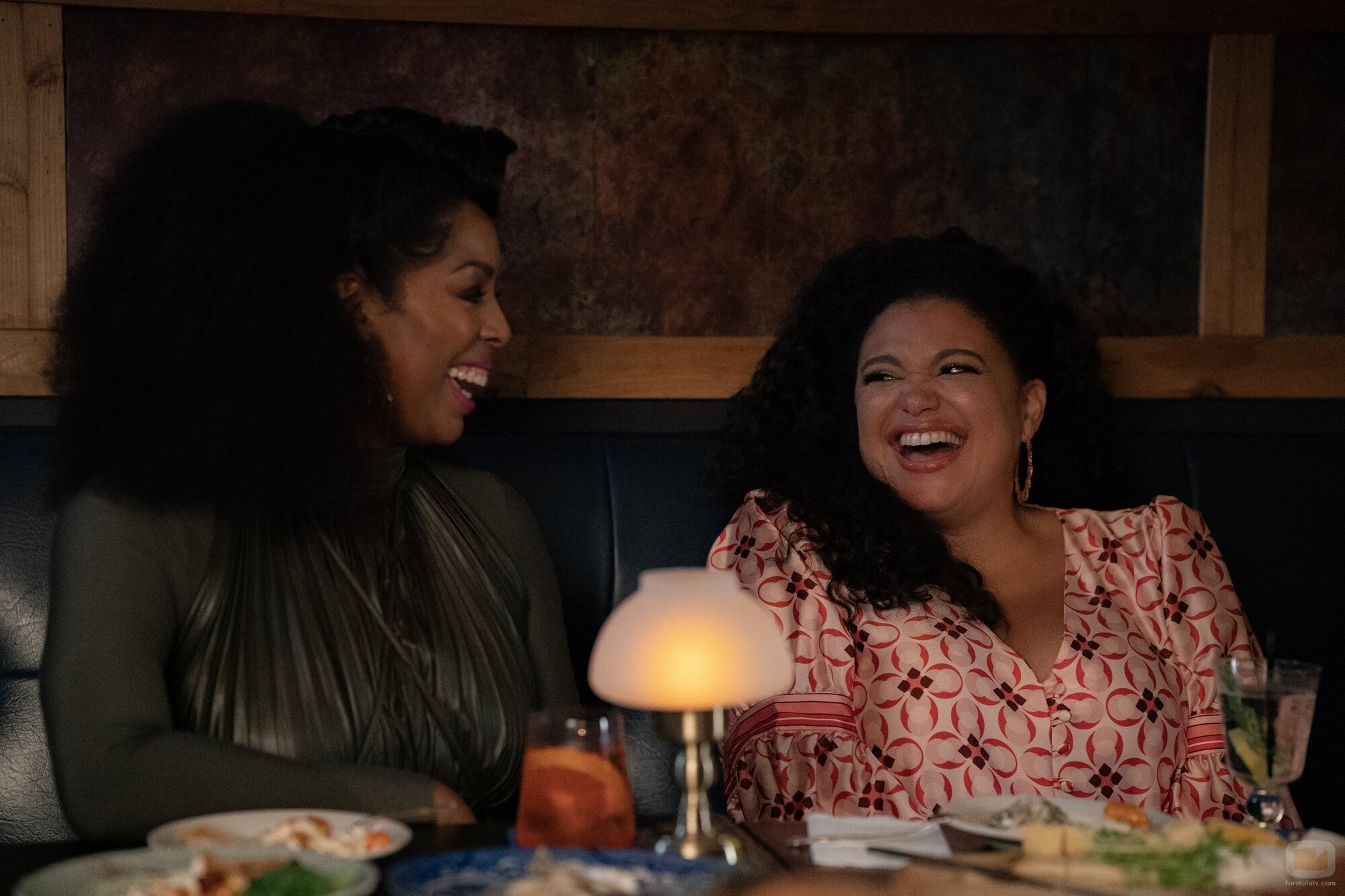 Michelle Buteau y Tasha Smith en el 1x04 de 'La supervivencia de una chica con curvas'