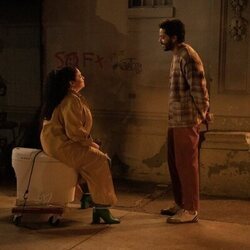 Michelle Buteau y Marouane Zotti en el 1x04 de 'La supervivencia de una chica con curvas'