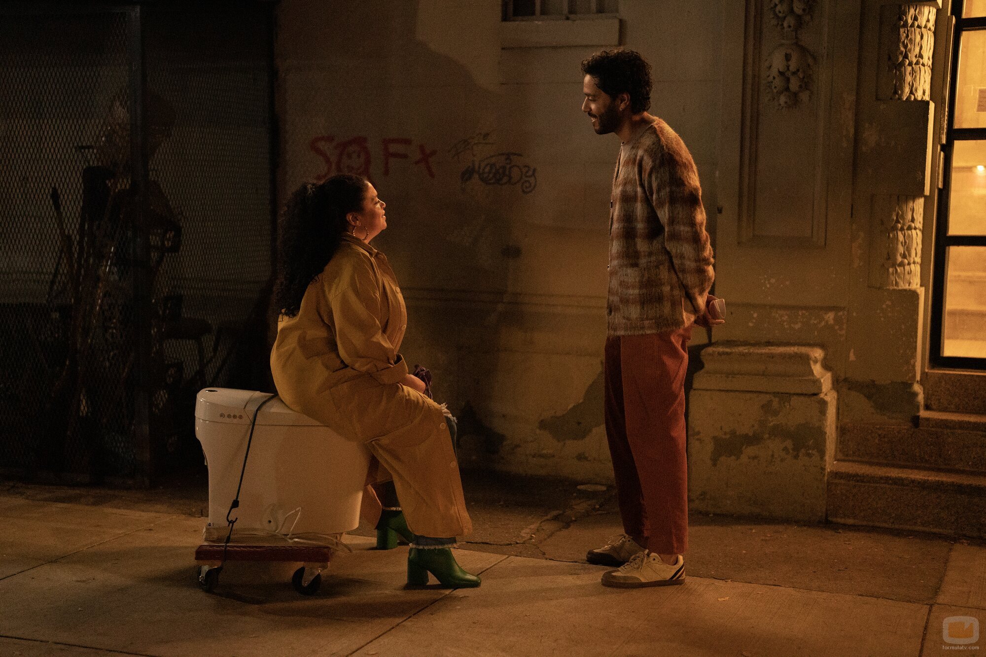 Michelle Buteau y Marouane Zotti en el 1x04 de 'La supervivencia de una chica con curvas'