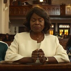 Michelle Buteau y Marouane Zotti en 1x05 'Un domingo cualquiera' de 'La supervivencia de una chica con curvas'