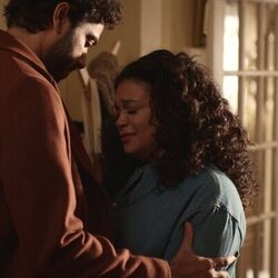 Michelle Buteau y Marouane Zotti en la temporada 1 y el capítulo 05 de 'La supervivencia de una chica con curvas'