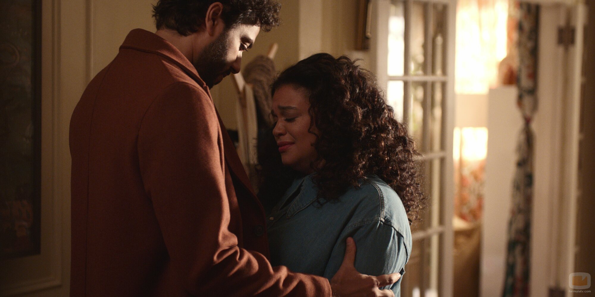 Michelle Buteau y Marouane Zotti en la temporada 1 y el capítulo 05 de 'La supervivencia de una chica con curvas'