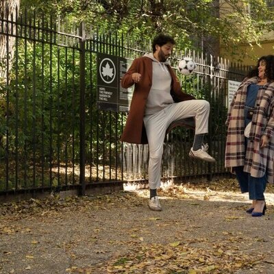 Michelle Buteau y Marouane Zotti en Capítulo 5 titulado 'Un domingo cualquiera' de 'La supervivencia de una chica con curvas'