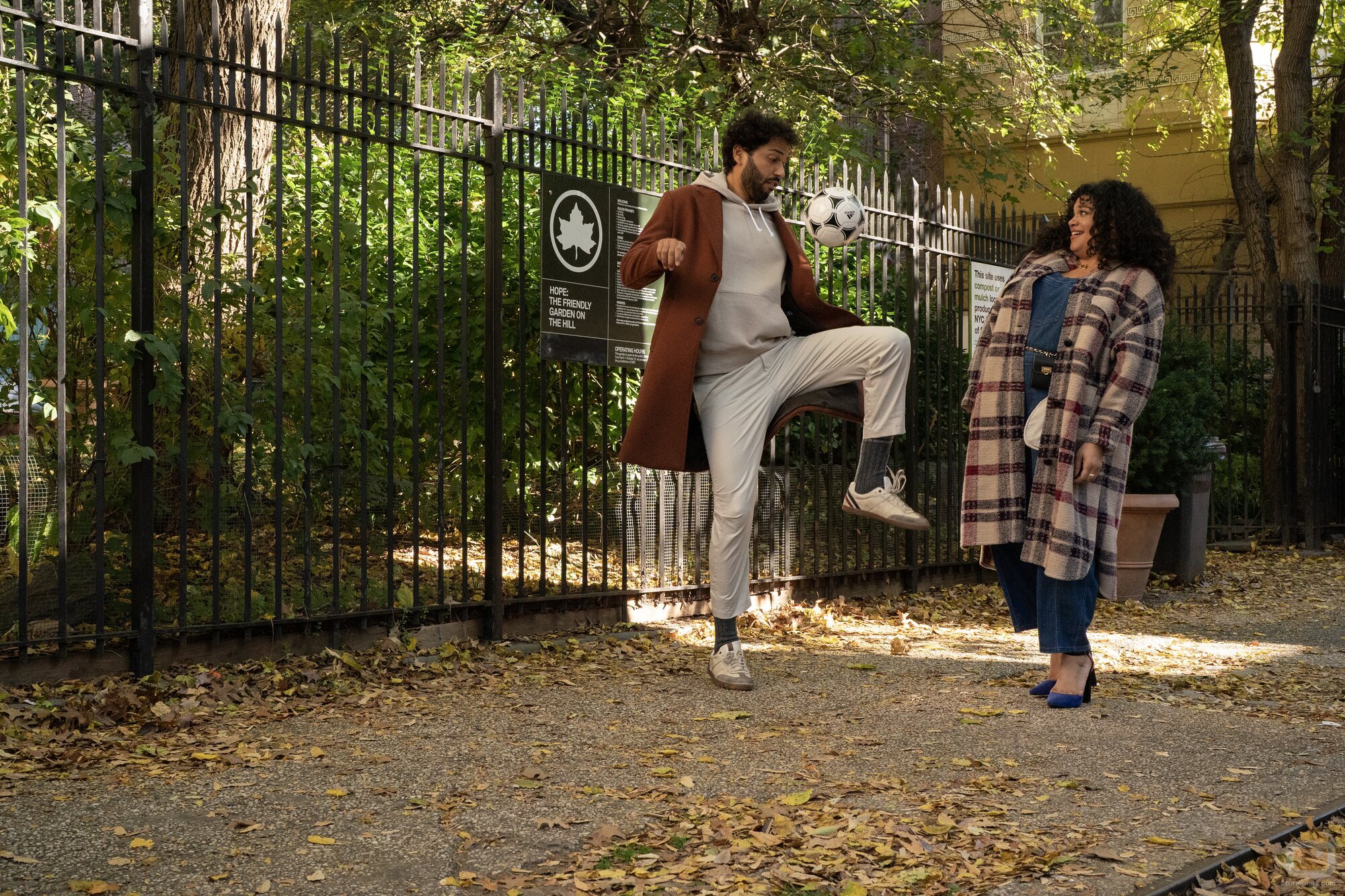Michelle Buteau y Marouane Zotti en Capítulo 5 titulado 'Un domingo cualquiera' de 'La supervivencia de una chica con curvas'