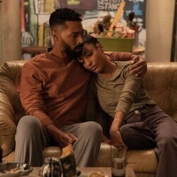 Tone Bell y Anissa Felix en el 1x05 de 'Survival of the Thickest'