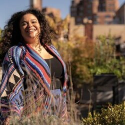 Michelle Buteau en 1x05 'Un domingo cualquiera' de 'La supervivencia de una chica con curvas'