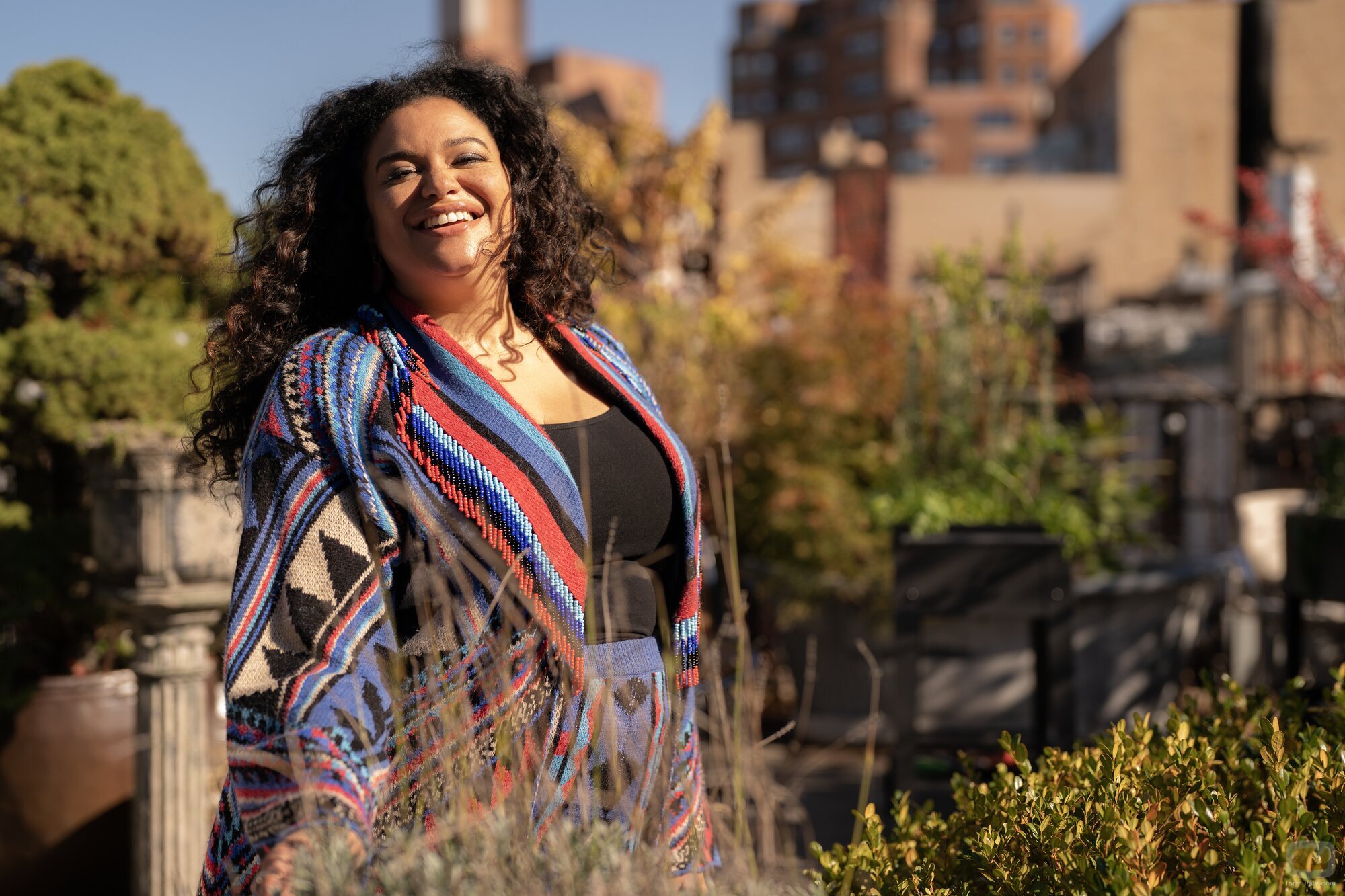 Michelle Buteau en 1x05 'Un domingo cualquiera' de 'La supervivencia de una chica con curvas'
