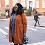 Michelle Buteau en la temporada 1 y el capítulo 05 de 'La supervivencia de una chica con curvas'