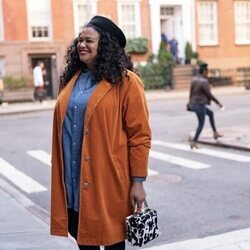 Michelle Buteau en la temporada 1 y el capítulo 05 de 'La supervivencia de una chica con curvas'