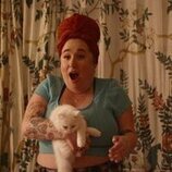 Liza Treyger en Capítulo 5 titulado 'Un domingo cualquiera' de 'La supervivencia de una chica con curvas'