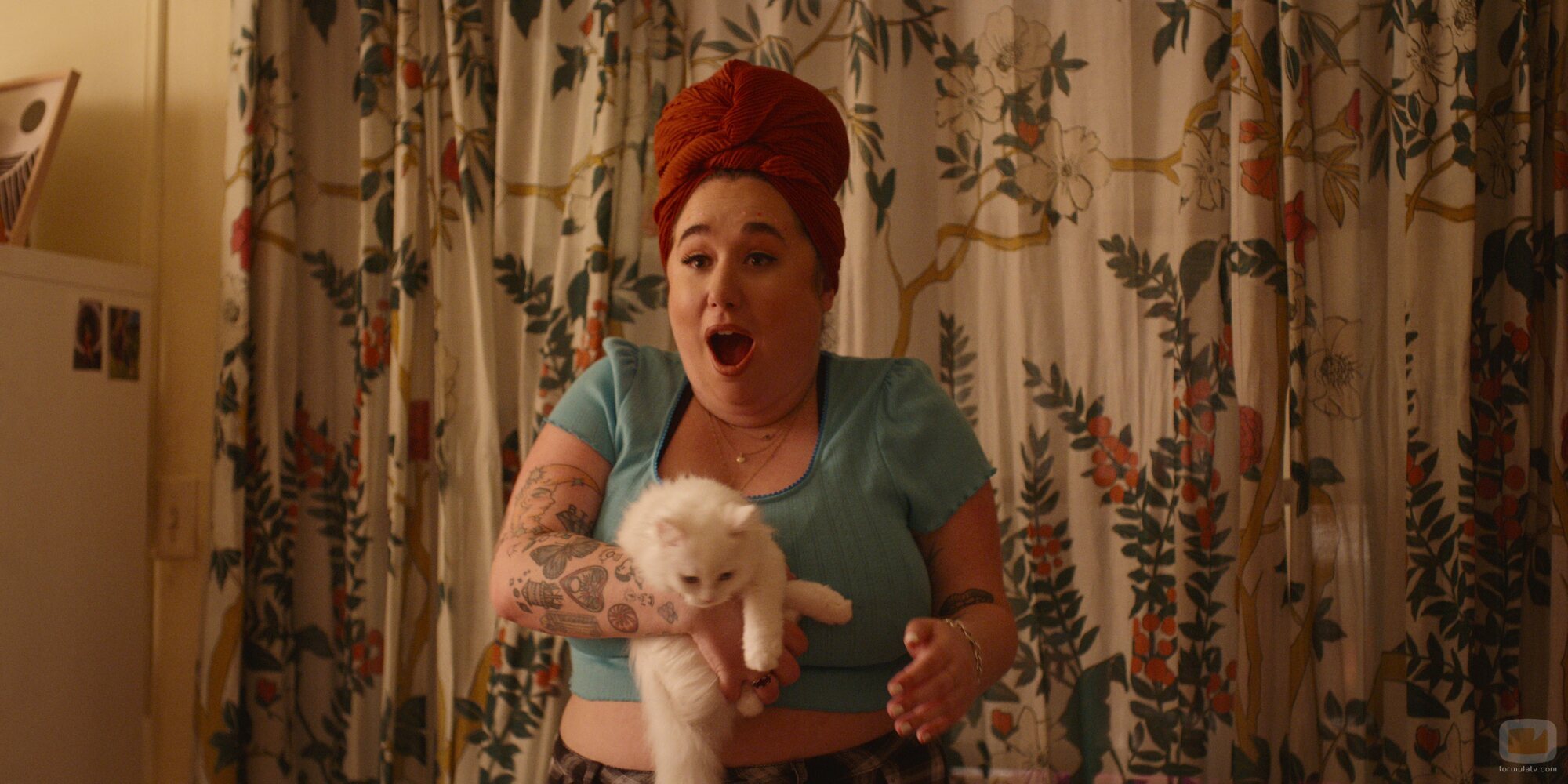 Liza Treyger en Capítulo 5 titulado 'Un domingo cualquiera' de 'La supervivencia de una chica con curvas'