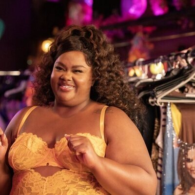 Nicole Byer en el 1x06 de 'La supervivencia de una chica con curvas'