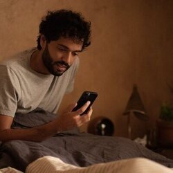 Marouane Zotti en el 1x06 de 'La supervivencia de una chica con curvas'