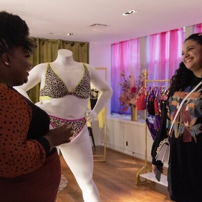 Michelle Buteau y Nicole Byer en 'Haz las cosas bien, guapa' de 'Survival of the Thickest'