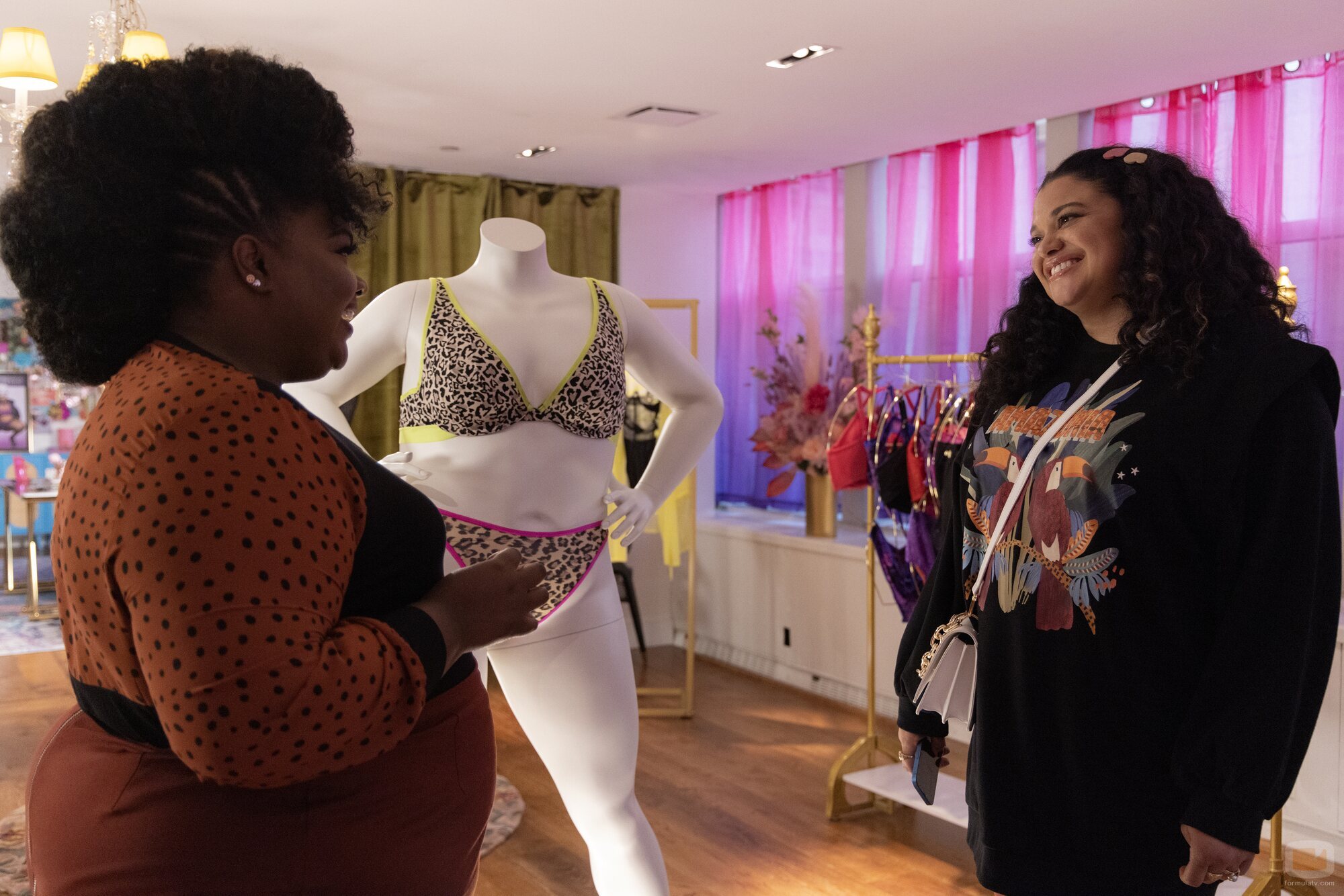 Michelle Buteau y Nicole Byer en 'Haz las cosas bien, guapa' de 'Survival of the Thickest'