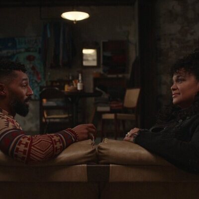 Tone Bell y Michelle Buteau en el 1x06 de 'La supervivencia de una chica con curvas'