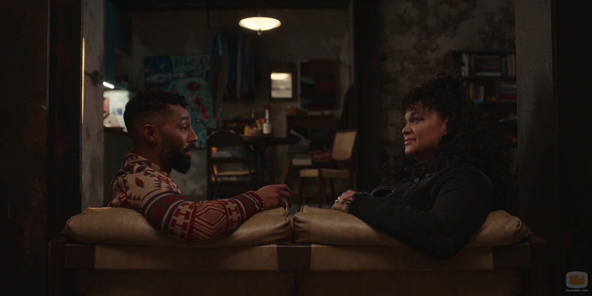 Tone Bell y Michelle Buteau en el 1x06 de 'La supervivencia de una chica con curvas'