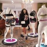 Michelle Buteau y Nicole Byer en el 1x06 de 'La supervivencia de una chica con curvas'