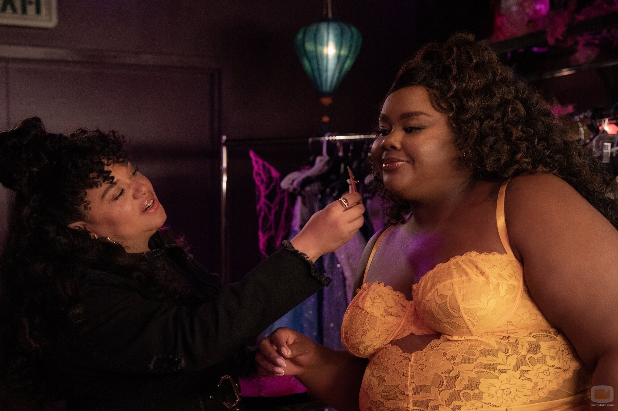 Michelle Buteau y Nicole Byer en el 1x06 de 'Survival of the Thickest'