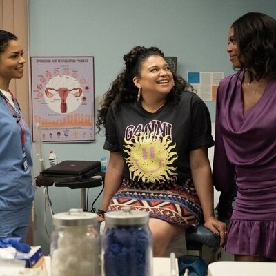 Michelle Buteau y Tasha Smith en '¡Sácalo fuera' de 'Survival of the Thickest'