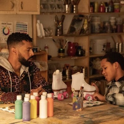 Tone Bell en '¡Sácalo fuera' de 'La supervivencia de una chica con curvas'