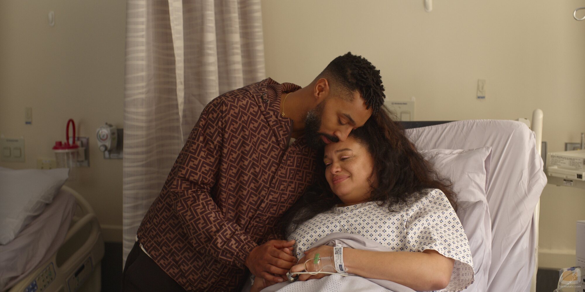 Tone Bell y Michelle Buteau en la temporada 1 y el capítulo 07 de 'La supervivencia de una chica con curvas'